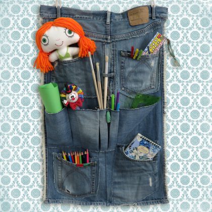 Pannello organizer multitasche per riporre vari oggetti, realizzato a mano con denim riciclato.