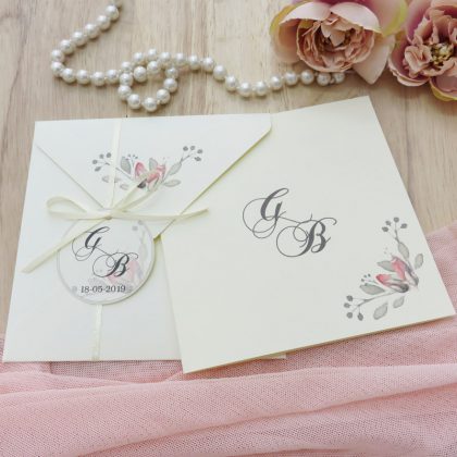 Partecipazione per matrimonio con romantica illustrazione floreale, realizzata a mano, completa di busta quadrata con nastrino in raso e tag “save the date”.