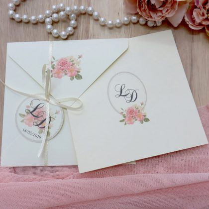 Partecipazione per matrimonio in stile shabby personalizzata, realizzata a mano, completa di busta quadrata con nastrino in raso e tag “save the date”.