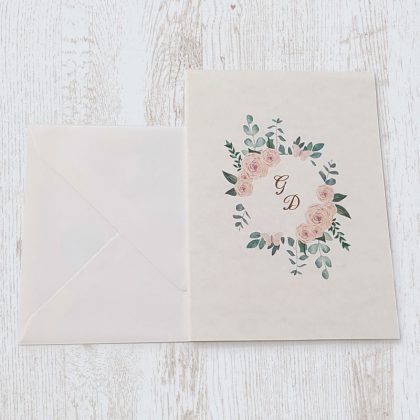 Partecipazione per matrimonio con ghirlanda di rose shabby, realizzata a mano su cartoncino nuvolato, completo di busta. Ideale per matrimoni in stile Shabby Chic. Personalizzata.