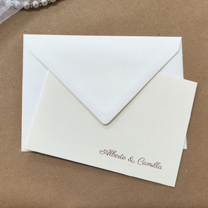 Partecipazione per matrimonio dallo stile romantico di forma rettangolare, personalizzata e completa di busta, realizzata a mano.