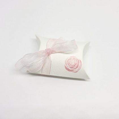 Scatolina portaconfetti con l'immagine di una rosa e un fiocchetto di organza.