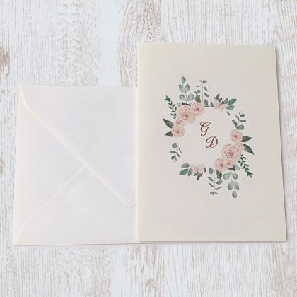 Partecipazione per matrimonio, realizzata a mano su cartoncino avorio con illustrazione di ghirlanda di rose, completa di busta, personalizzata.
