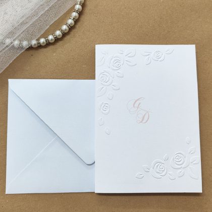 Partecipazione matrimonio con particolare decorazione di rose in rilievo, fatta a mano, personalizzata con iniziali, completa di busta.