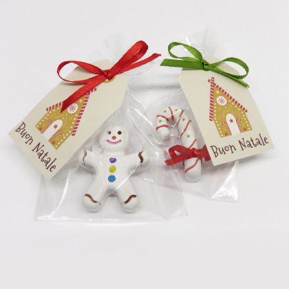 Segnaposti realizzati a mano in gesso ceramico con biglietto di buon Natale.