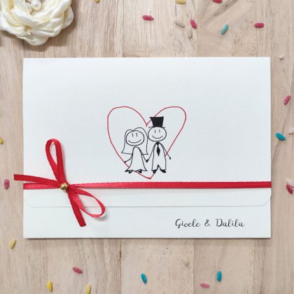 Partecipazione per matrimonio con l'immagine in stile cartoon di due simpatici sposini, realizzata a mano, personalizzata.