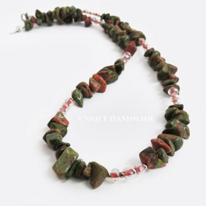 Collana realizzata a mano con sassolini di unachite.
