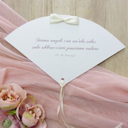 Ventaglio per matrimonio fatto a mano con stampa personalizzata e fiocchetto in raso.