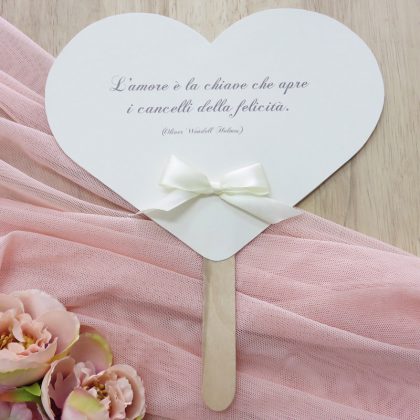Ventaglio a forma di cuore per matrimonio, fatto a mano con stampa personalizzata, manico di legno e fiocchetto in raso.