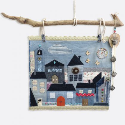 Arazzo con villaggio, patchwork realizzato a mano con denim riciclato.