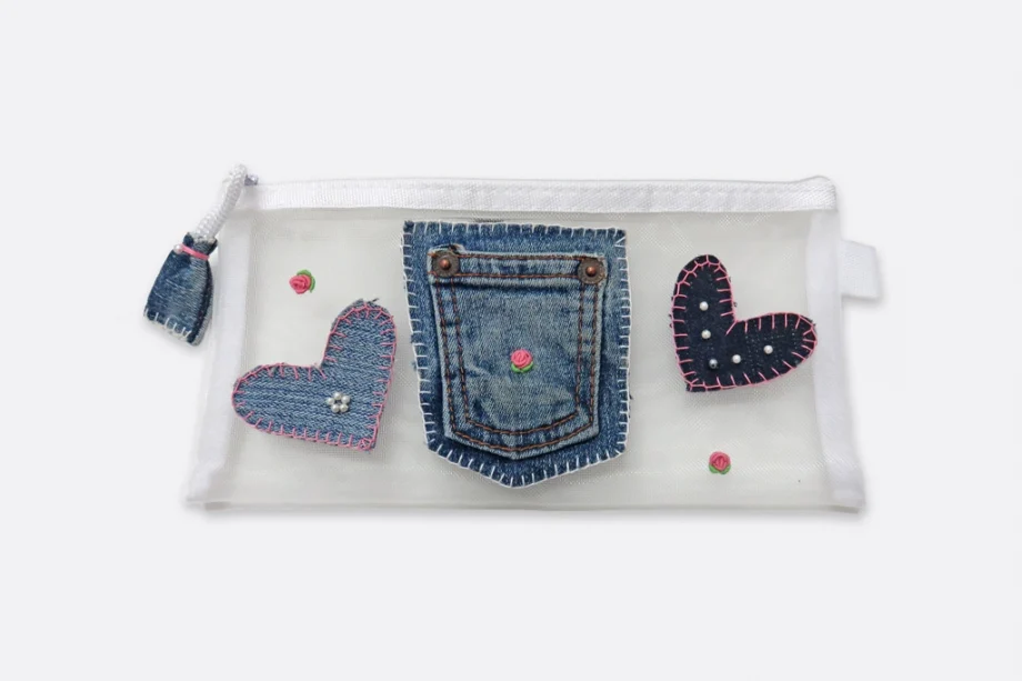 Pochette in jeans riciclato.