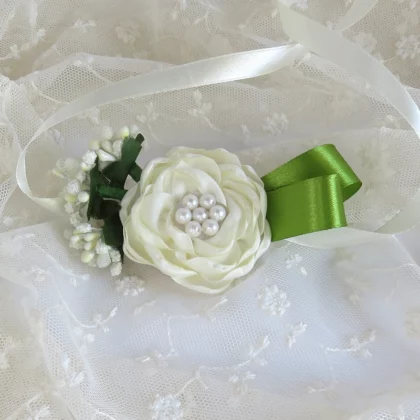 Bracciale corsage fatto a mano con fiori artificiali color bianco avorio.