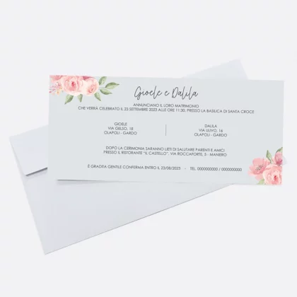 Partecipazione economica per matrimonio ad un prezzo molto conveniente, realizzata a mano, con motivo di fiori rosa.