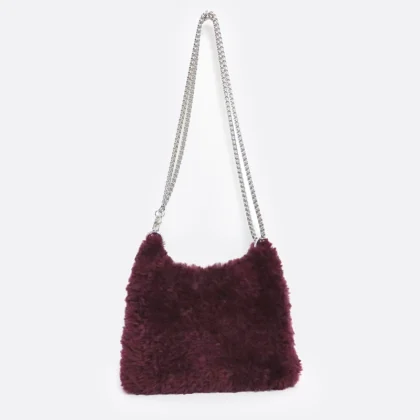 Borsetta a spalla peluche borgogna con tracolla a catena regolabile, realizzata a mano in filato effetto pelliccia, chiusura con bottoncino magnetico.