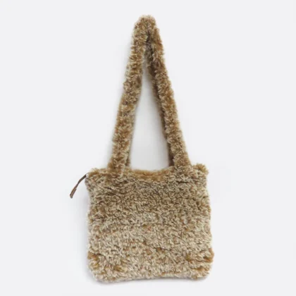 Borsetta teddy a tracolla beige con due manici realizzata all’uncinetto in filato di poliestere effetto pelliccia, chiusura con cerniera.