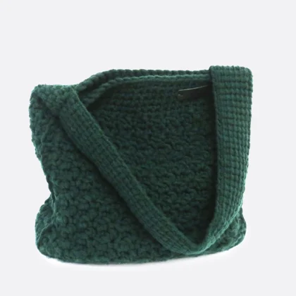 Borsa a tracolla verde scuro, realizzata a mano all'uncinetto, con fodera e tasche interne, chiusura con bottone magnetico.