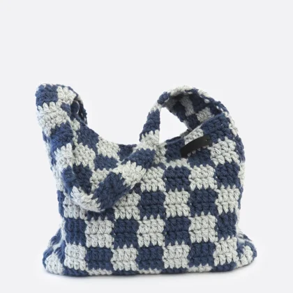 Borsa a tracolla lavorata a mano all'uncinetto con motivo a scacchi nei toni grigio e blu, chiusura a bottone magnetico.