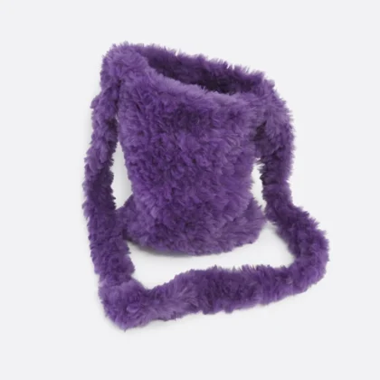 Borsetta a tracolla in peluche viola, realizzata a mano in filato effetto pelliccia, con chiusura a bottoncino magnetico.